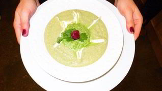 Холодный суп из авокадо с приправой из кинзы