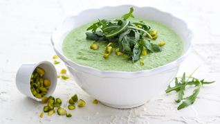 Холодный суп из кабачков с фисташками