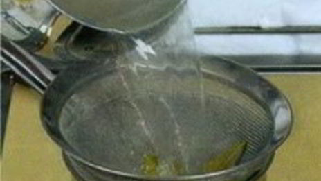 холодный суп из лосося с луком-пореем