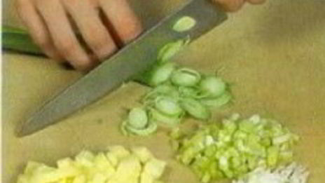 холодный суп из лосося с луком-пореем