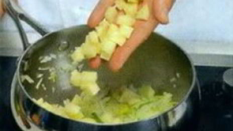 холодный суп из лосося с луком-пореем