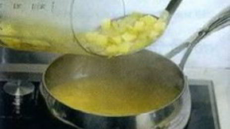 холодный суп из лосося с луком-пореем