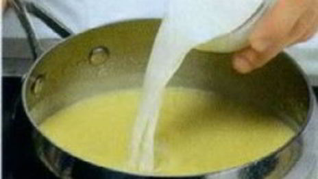 холодный суп из лосося с луком-пореем