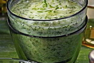 Холодный суп из огурцов с копченой салакой