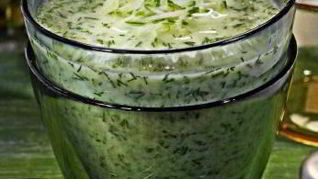 Холодный суп из огурцов с копченой салакой