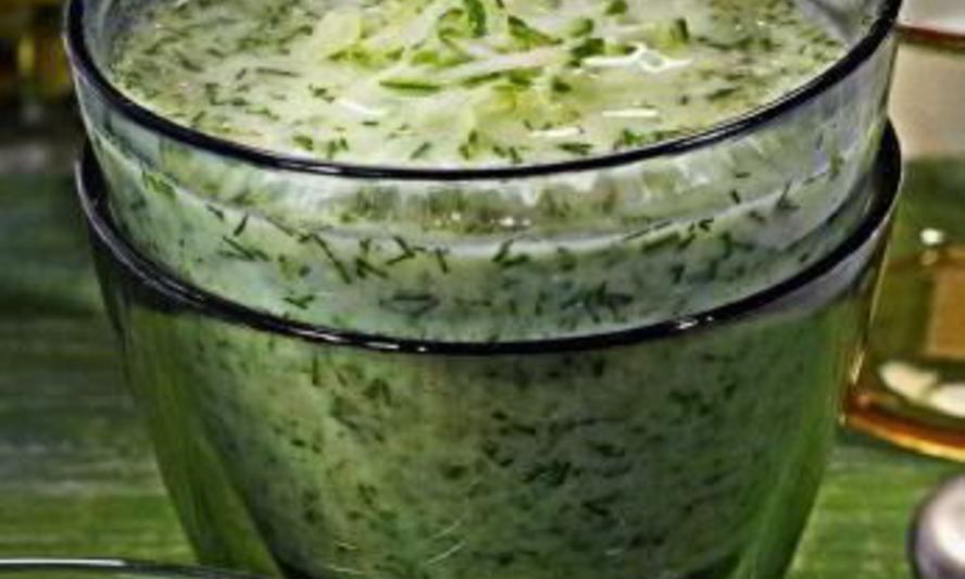 Рецепт холодный суп из огурцов с копченой салакой