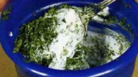 холодный суп из огурцов с копченой салакой