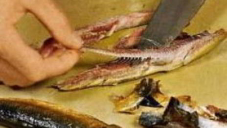 холодный суп из огурцов с копченой салакой