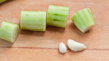 холодный суп из огурцов с креветками