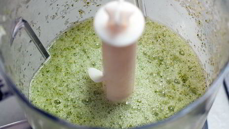 холодный суп из огурцов с креветками