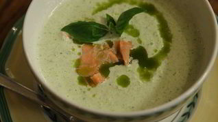 Холодный суп из огурцов с семгой и базиликом