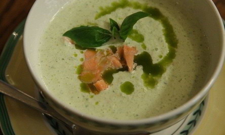 Рецепт холодный суп из огурцов с семгой и базиликом