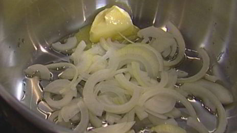 холодный суп из огурцов с семгой и базиликом