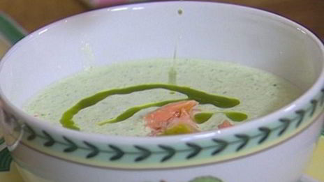 холодный суп из огурцов с семгой и базиликом