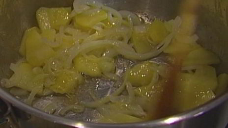 холодный суп из огурцов с семгой и базиликом