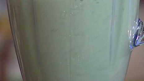 холодный суп из огурцов с семгой и базиликом