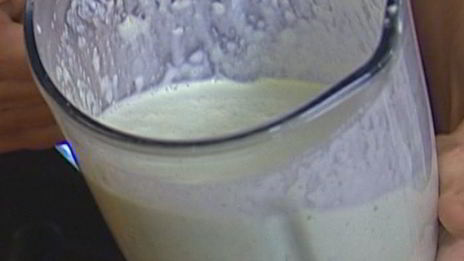 холодный суп из огурцов с семгой и базиликом