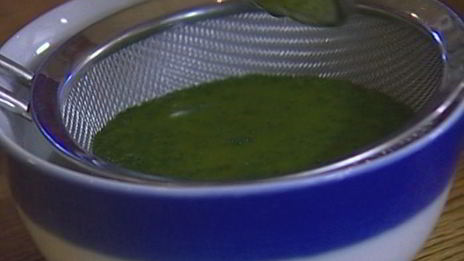 холодный суп из огурцов с семгой и базиликом