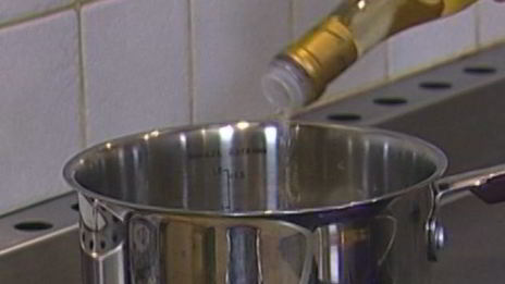 холодный суп из огурцов с семгой и базиликом