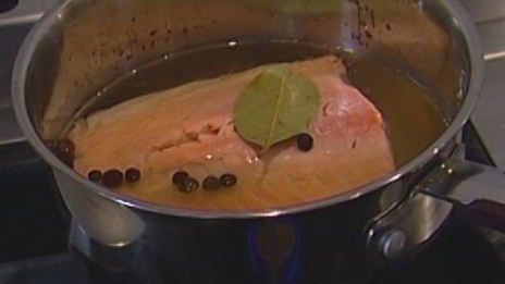 холодный суп из огурцов с семгой и базиликом