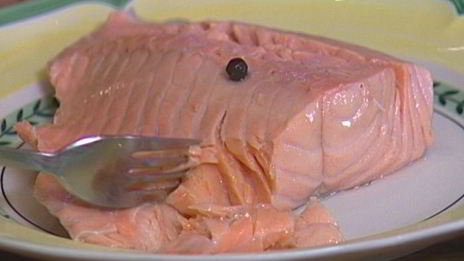 холодный суп из огурцов с семгой и базиликом