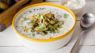 Холодный суп на огуречном рассоле с огурцами и жареной рыбой