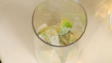 холодный суп-пюре из спаржи и авокадо