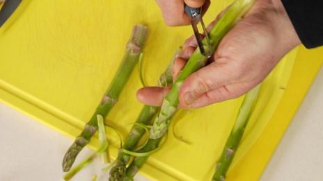 холодный суп-пюре из спаржи и авокадо