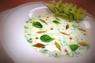 Холодный суп с огурцом и копченой рыбой