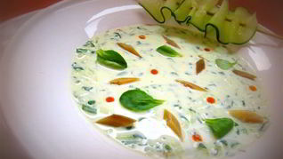 Холодный суп с огурцом и копченой рыбой