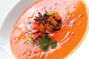 Холодный тыквенный суп с теплыми креветками