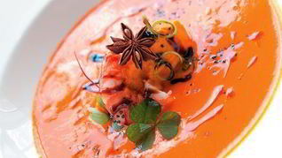 Холодный тыквенный суп с теплыми креветками