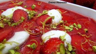 Клубнично-лимонный холодный суп с нежными клецками