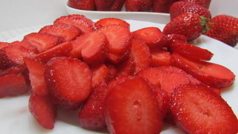 клубнично-лимонный холодный суп с нежными клецками