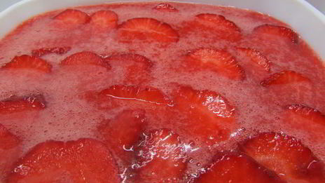 клубнично-лимонный холодный суп с нежными клецками