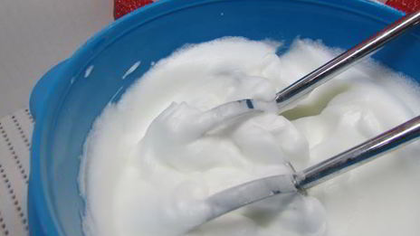 клубнично-лимонный холодный суп с нежными клецками