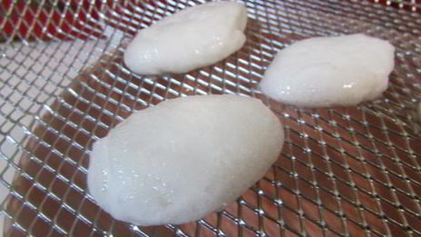 клубнично-лимонный холодный суп с нежными клецками