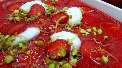 клубнично-лимонный холодный суп с нежными клецками