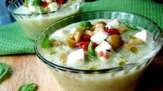 Огуречно-кабачковый холодный суп с моцареллой