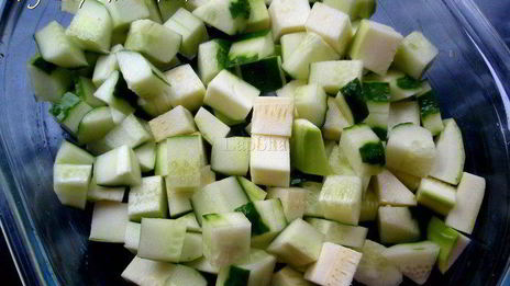 огуречно-кабачковый холодный суп с моцареллой