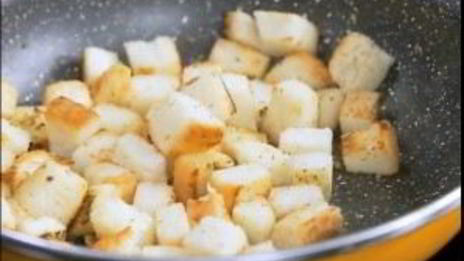 хрустящий суп из картофеля с сухариками