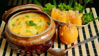 Крем-суп из тыквы с картофелем в молоке и орешками