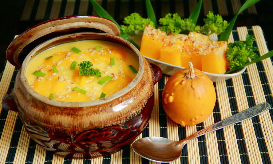 Рецепт крем-суп из тыквы с картофелем в молоке и орешками