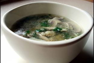 Куриный суп с грибами и луком пореем