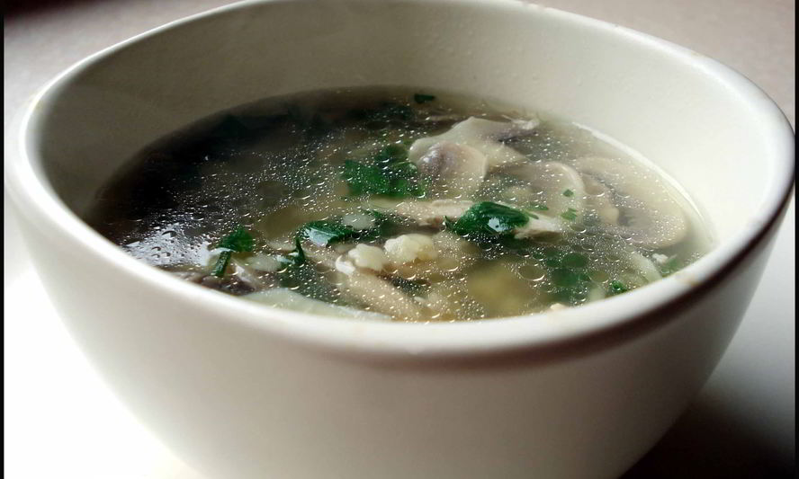 Рецепт куриного супа с грибами и лукома пореема