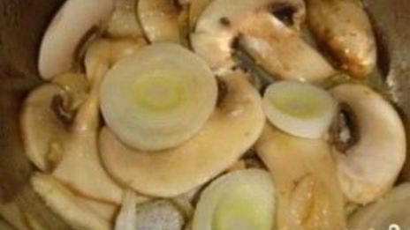 куриный суп с грибами и луком пореем