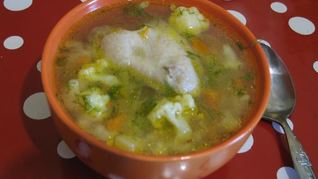 Куриный суп с цветной капустой и зеленым горошком