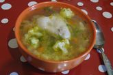 Куриный суп с цветной капустой и зеленым горошком