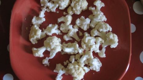 куриный суп с цветной капустой и зеленым горошком