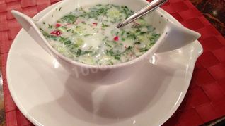 Легкий суп окрошка с черемшой на кефире